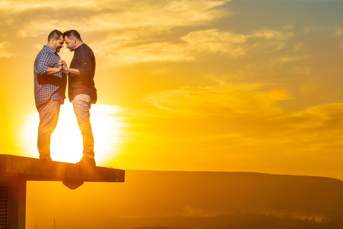 Mais uma obra de arte com um lindo pôr do sol ao fundo, Jorge e Victor estão de frente um para o outro, de mãos dadas, testa com testa encostadas e eles curtindo esse momento romântico entre eles, nesta linda imagem.