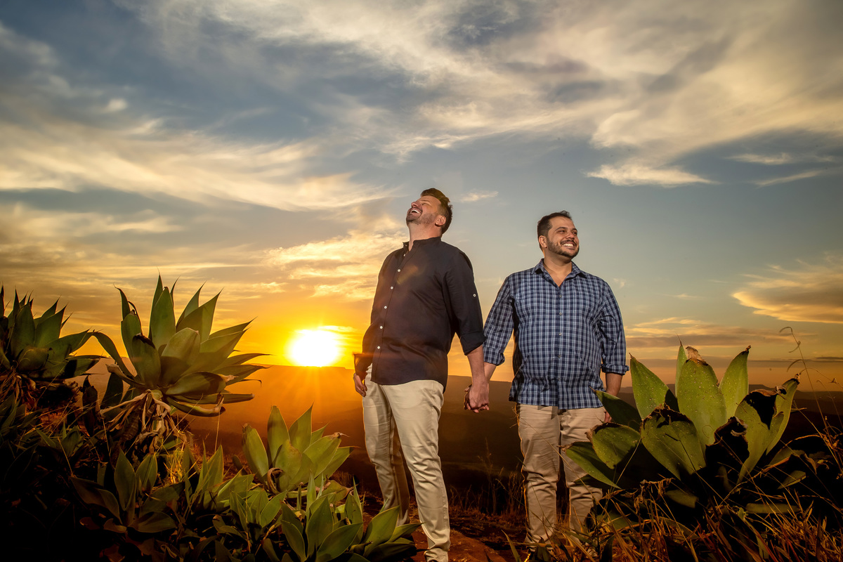 O finalzinho do pôr do sol é sempre um espetáculo a parte, o céu está maravilhoso, com nuvens que parecem rabiscos e o casal sorrindo e feliz de mãos dadas, o Jorge chega a gargalhar de tão feliz.