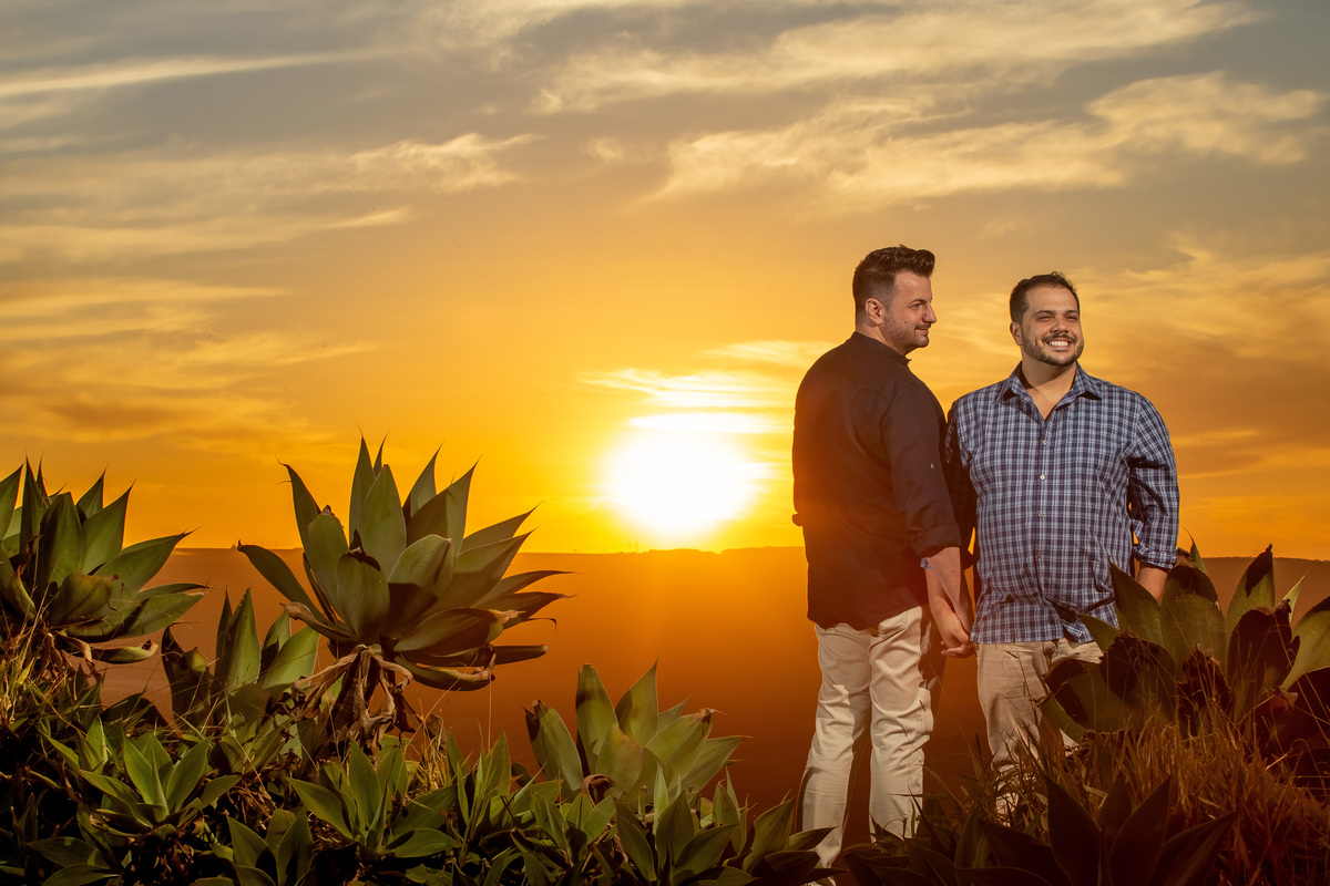 Agora o Jorge está de costas e o Victor de frente, o Jorge apaixonado admira seu noivo, sua escolha para hoje e para o futuro, ao fundo o sol vai se pondo.