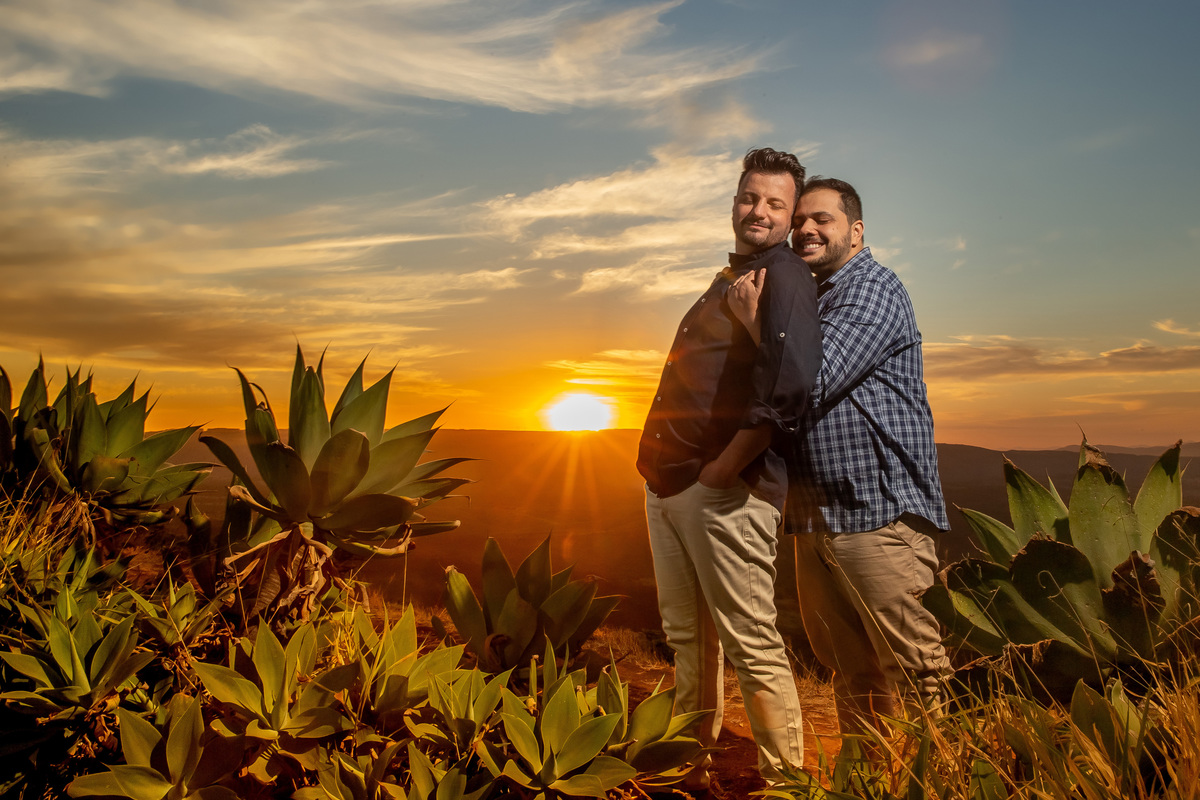 Na sequencia da foto anterior o Jorge e o Victor transparece o amor que sentem, bem agarradinho no Jorge, o Victor encosta a cabeça nele e ambos fecham os olhos e sentem aquele momento.