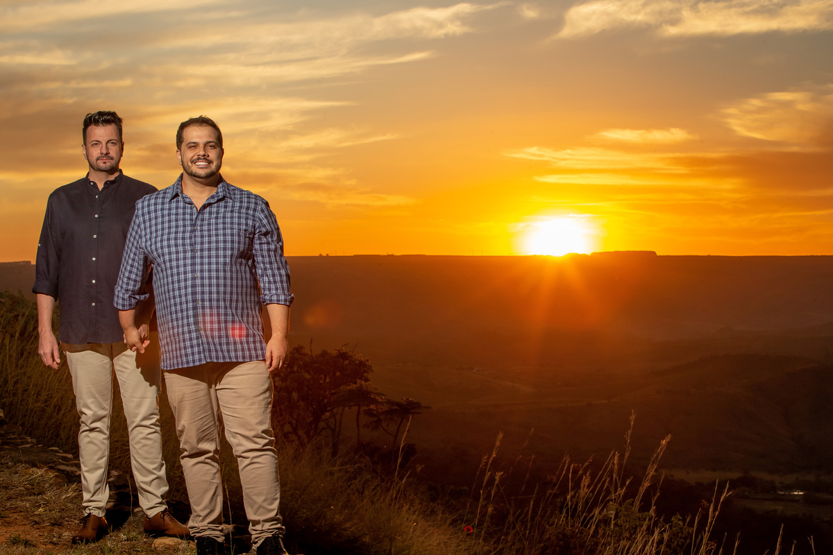 Caminhando e de mãos dadas, eles olham para o fotógrafo Sandro Andrade fotógrafo em Brasilia.