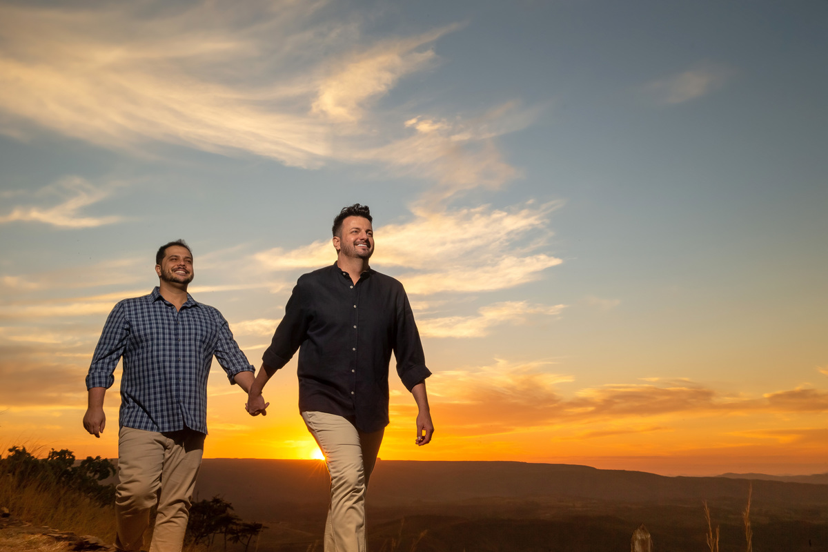 Desta vez o Jorge está em primeiro plano, mostrando mais o lindo céu, eles seguem caminhando de mãos dadas.