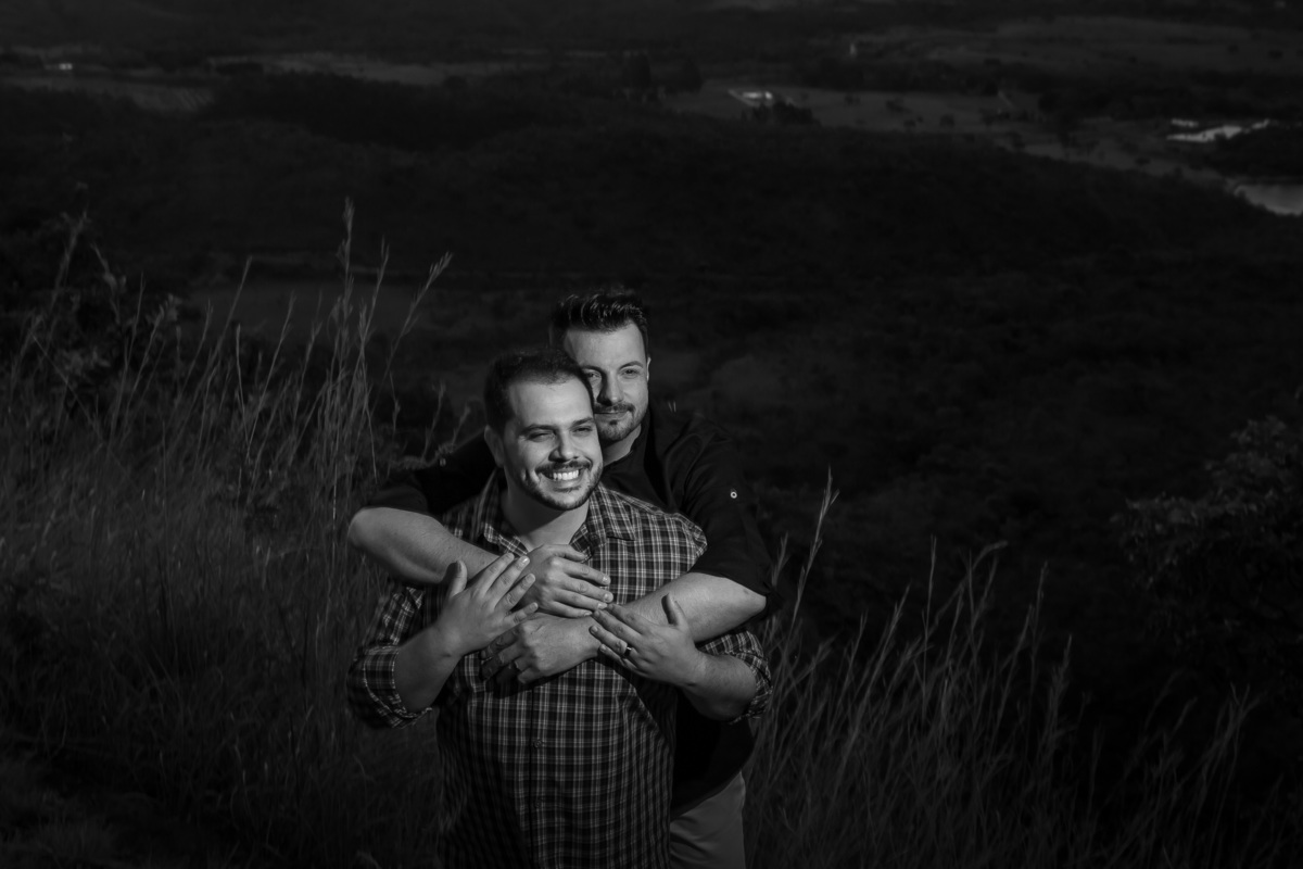 E então o Jorge agarra o Victor por trás e o abraça, assim esse lindo retrato do casal em preto e branco.
