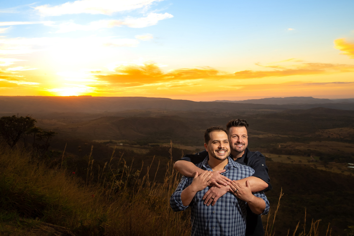 Uma linda fotografia colorida da sequencia, porém com o céu ao fundo e os dois sorrindo felizes e apaixonados pelas fotos.