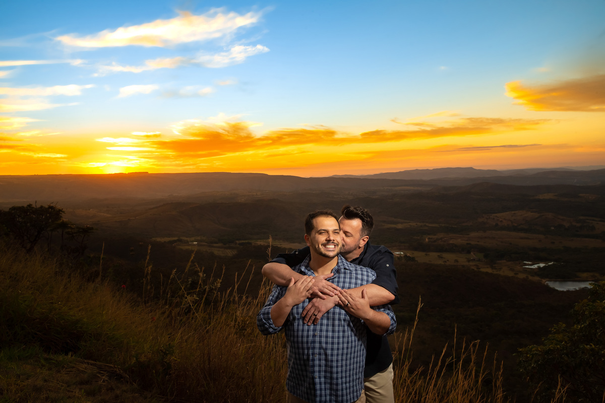O céu cada minuto que passa fica ainda mais perfeito, uma linda arte do SENHOR. Emocionado e feliz, Jorge dá um cheiro no cangote de Victor 