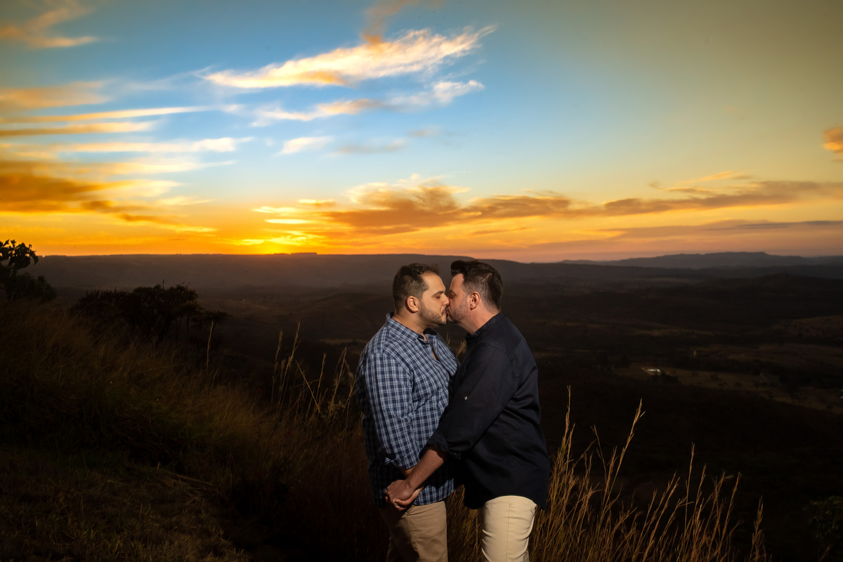 Com o céu e o serrado de testemunhas, eles dão um beijo.
