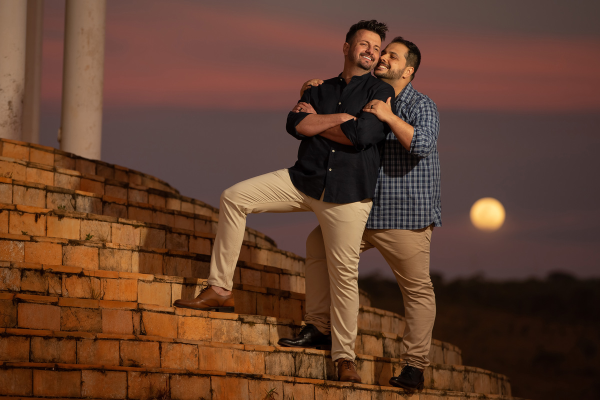 Se abraçando e um cheirinho no cangote.