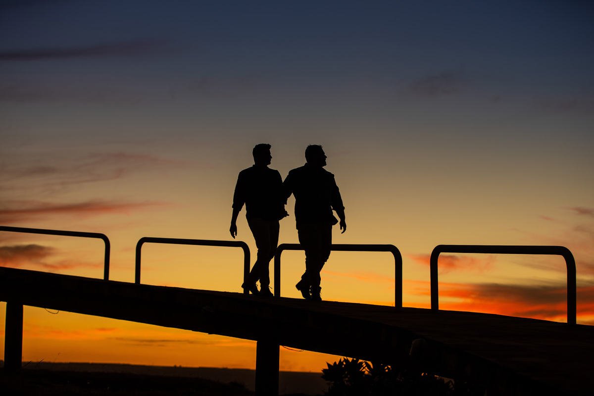 PERFEIÇÃO!!!! Essa foi a ultima foto do ensaio, uma linda silhueta desse casal maravilhoso, caminhando juntinhos na rampa, uma linda composição com esse lindo céu, uma verdadeira pintura e com essa beleza vamos ficando aqui, com muito amor e lindas fotos.