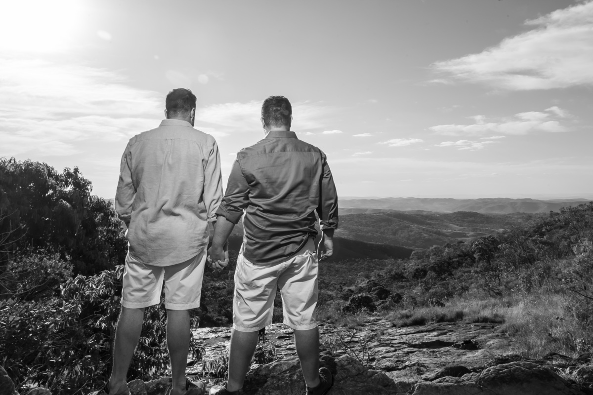 Olhando para o horizonte, de costas e mãos dadas eles planejam o futuro juntos e com o filho deles, Gael, já planejando o ensaio com ele junto, foi lindo ver eles se emocionarem e falarem da família deles e do quanto se amam e se respeitam.