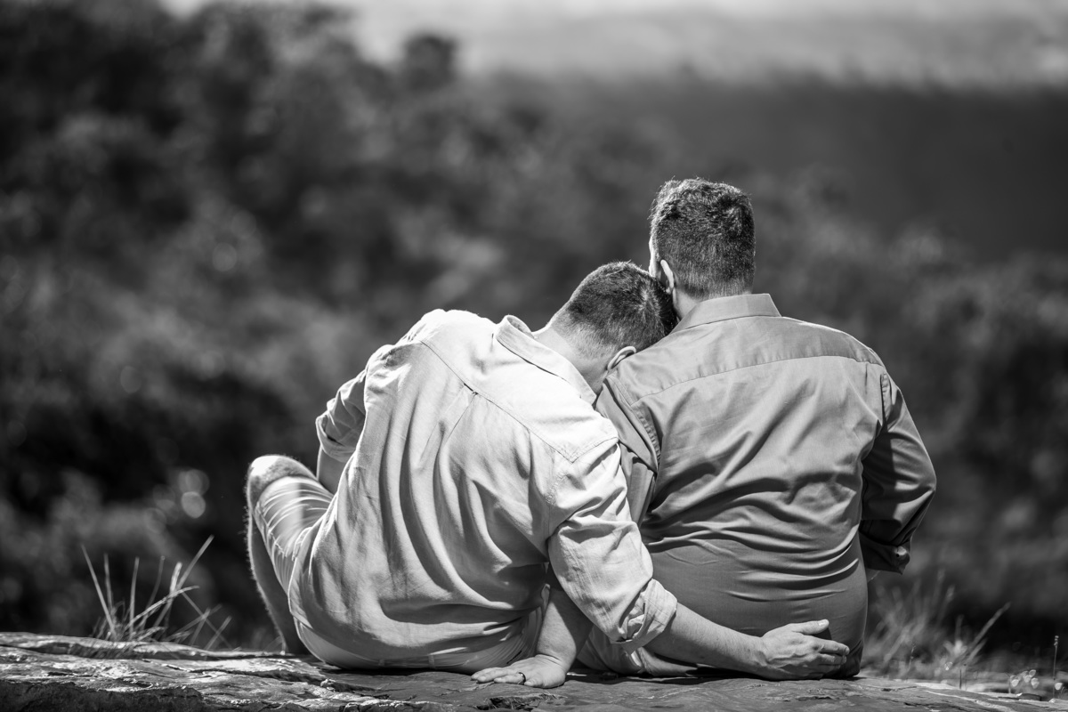 Ainda sentados e de costas para Sandro Andrade um dos melhores fotógrafos de casamento do DF, o  Jorge deita sua cabeça sobre o ombro de noivo Victor, várias imagens lindas para recordar esse dia especial e cheio de lindas imagens e recordações.