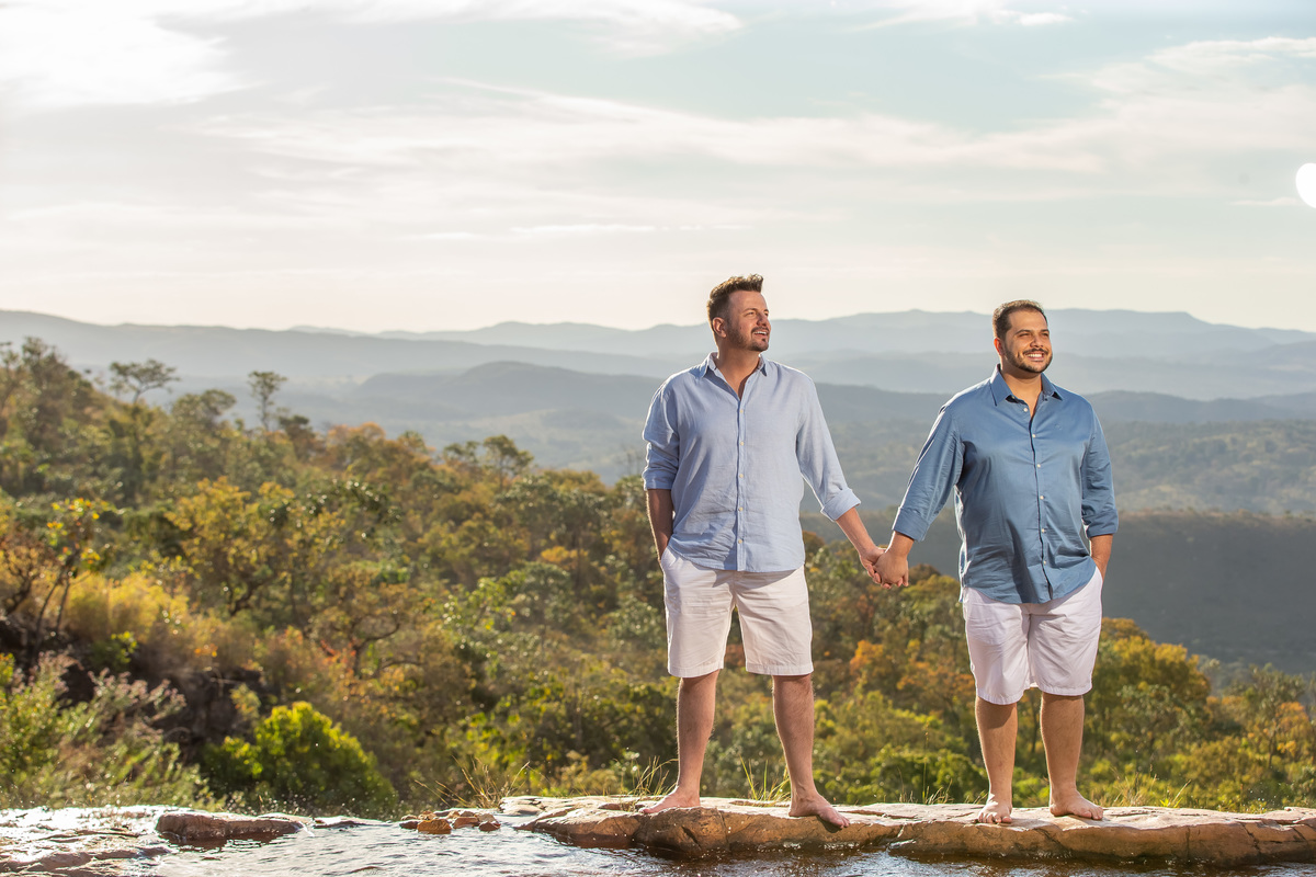 De mãos dadas e de pé na cachoeira, eles olham a queda d'água e ao fundo o horizonte com um lindo serrado de fundo, uma bela paisagem para um casal super especial e que nos conquistou com sua simplicidade e o jeito carinhoso que nos trataram.
