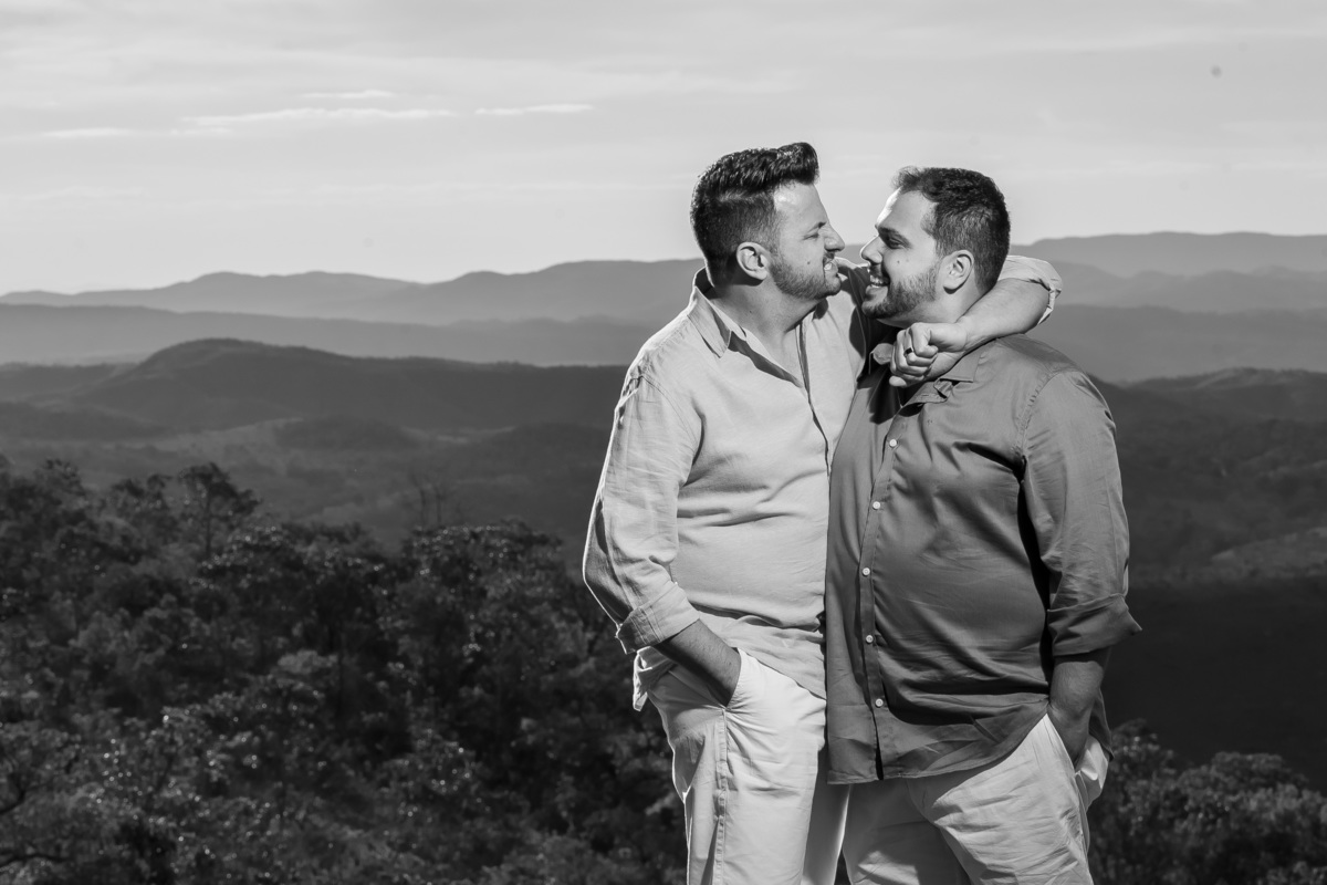 Eita que agora o Jorge quase deu um mata leão cheio de amor no Victor, deu um chega para cá meu nego pela cangote e com isso esta linda fotografia pb, descontraída e cheia de emoção e o jeitinho deles, com direito a careta e tudo do Jorge(risos).