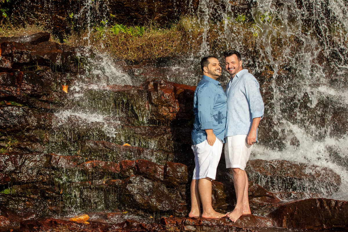 Aos pés da cachoeira Mumunhas no Paraíso na Terra, eles posam vendo o horizonte ao fundo, sorrindo e felizes.
