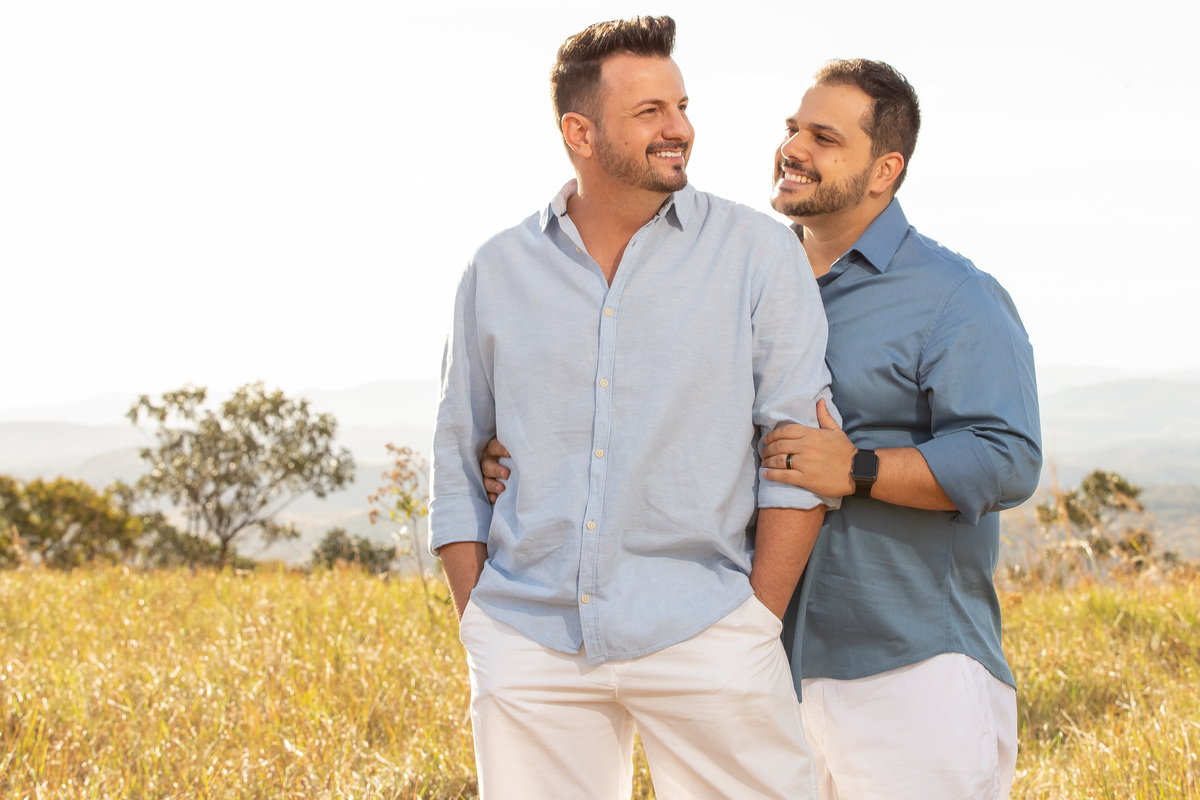 Jorge e Victor são muito especiais, um casal maravilhoso, nossa primeira experiencia com este trabalho, foi um ensaio lindo, com muito respeito e uma experiencia única para nós. Um lindo retrato do casal, abraçados e sorrindo felizes.
