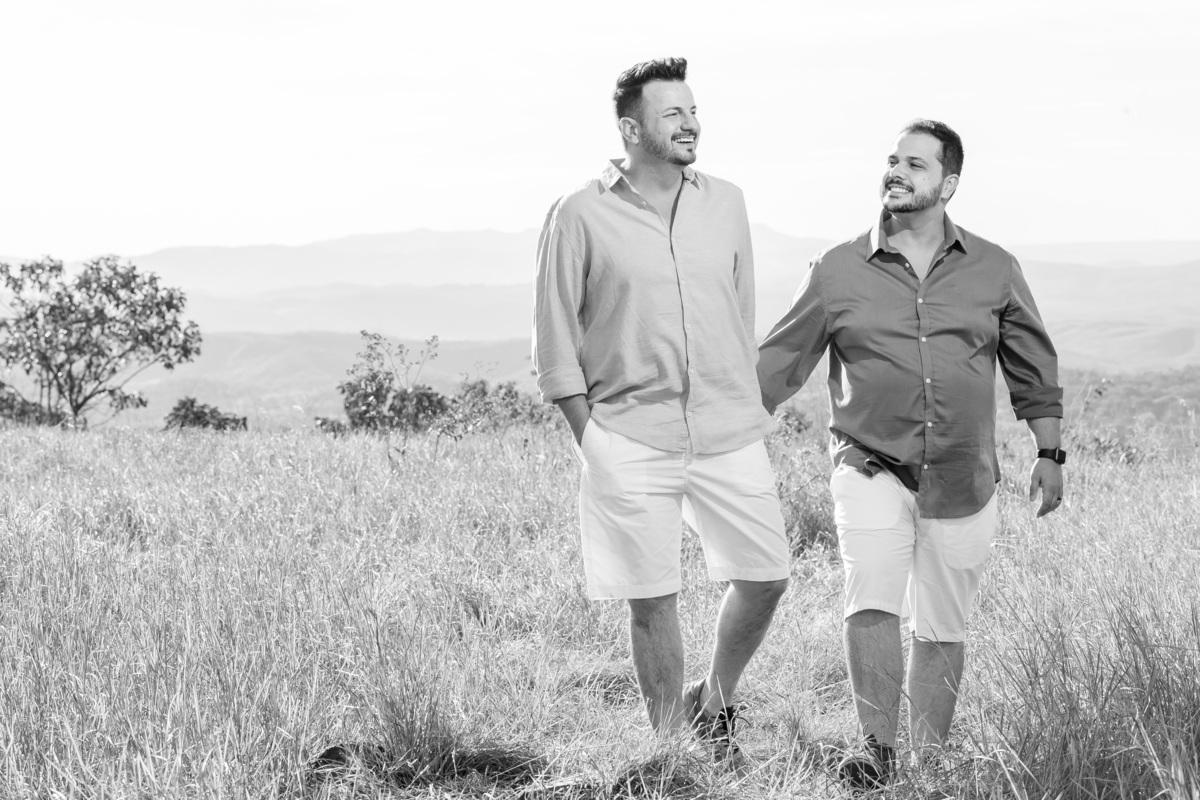 Uma imagem em preto e branco... eu sou apaixonada porque ela tem o poder de eternizar, sem marcar uma época. Nesta fotografia eles  estão caminhando de mãos dadas, conversando e sorrindo e o Victor olha apaixonado para o Jorge seu noivo.