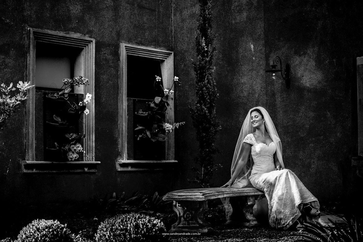 A noiva Flavia retratada em uma linda fotografia preto e branco, sorriso irradiante.