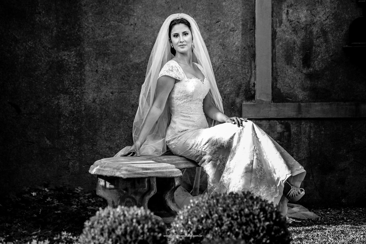 A seriedade e serenidade juntas, a noiva, seu lindo vestido, cabelo e maquiagem perfeito, produção de Ohara.