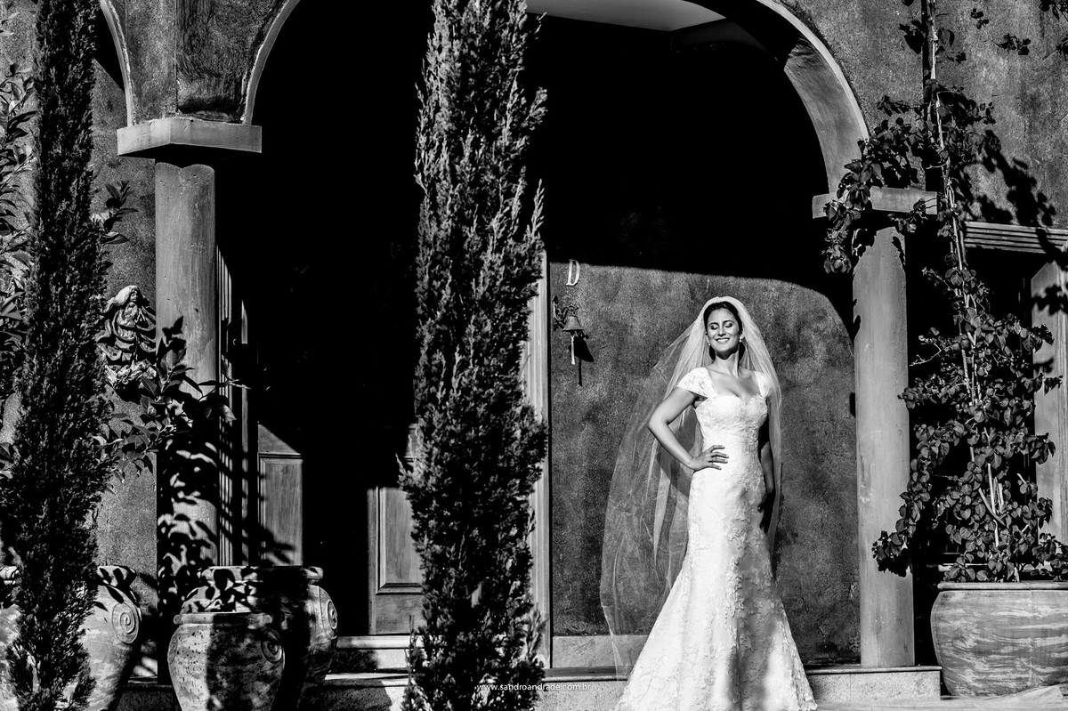 Vestido da noiva impecável, alta costura Maria Virginia e a noiva Flavia encantadora pelo olhar do fotografo de casamento Sandro Andrade.
