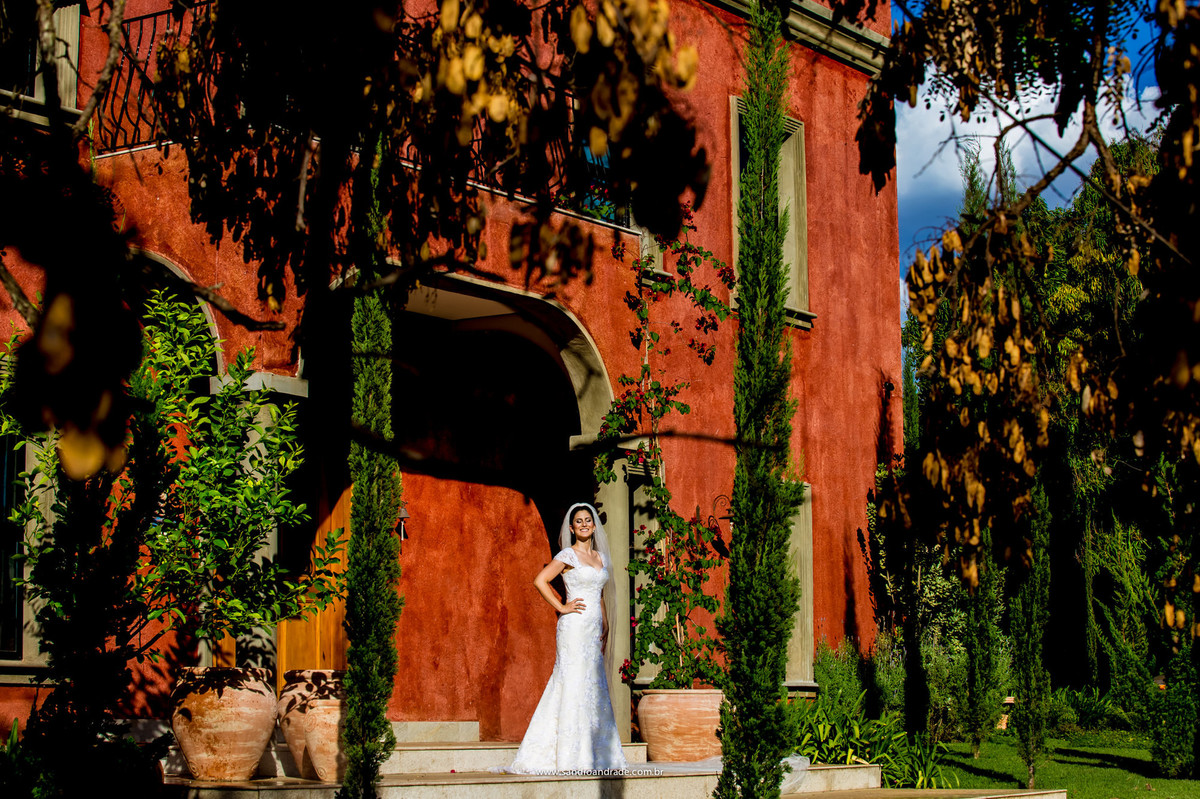 Em meio a um lindo cenário a noiva.