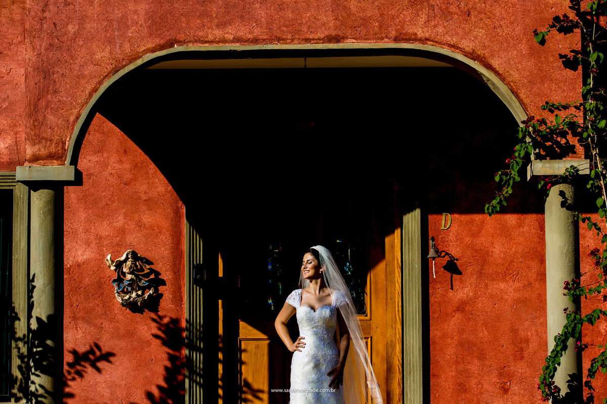 Um sorriso de noiva atras nele muitas expectativas, sonhos, incertezas, novidade, amor, felicidade, borboletas no estômago e a espera de um futuro cheio de amor.