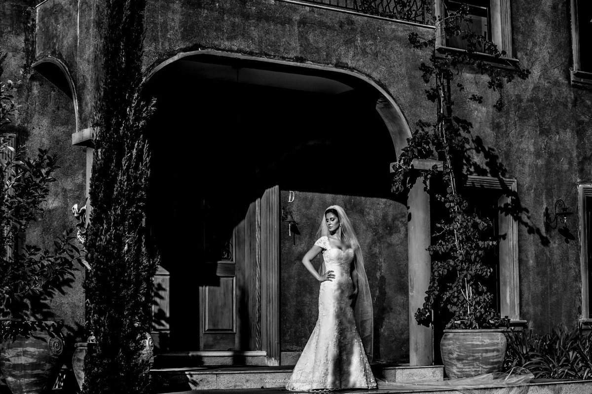 Uma linda fotografia de previa de noiva em preto e branco, feita no setor de Mansões dom bosco, pelo melhor fotografo de casamento do DF, Sandro Andrade.