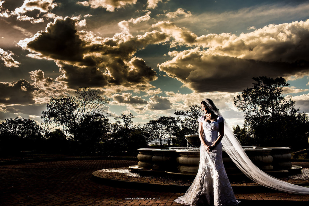 Um lindo pôr-do-sol e ela, vestida de branco pronta para casar.