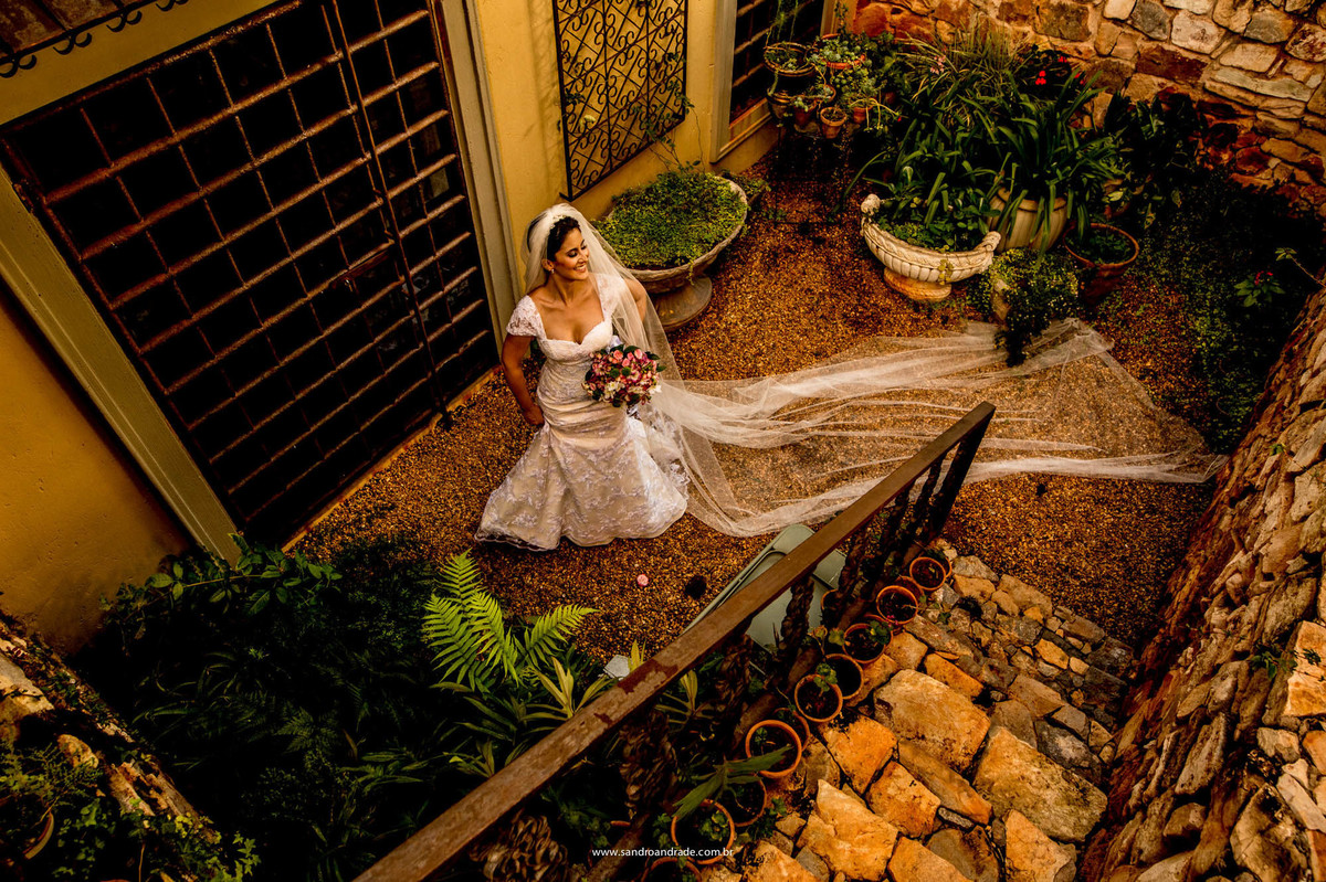Em um lindo jardim de inverno esta linda noiva sorri para as lentes de Sandro Andrade Fotografia.