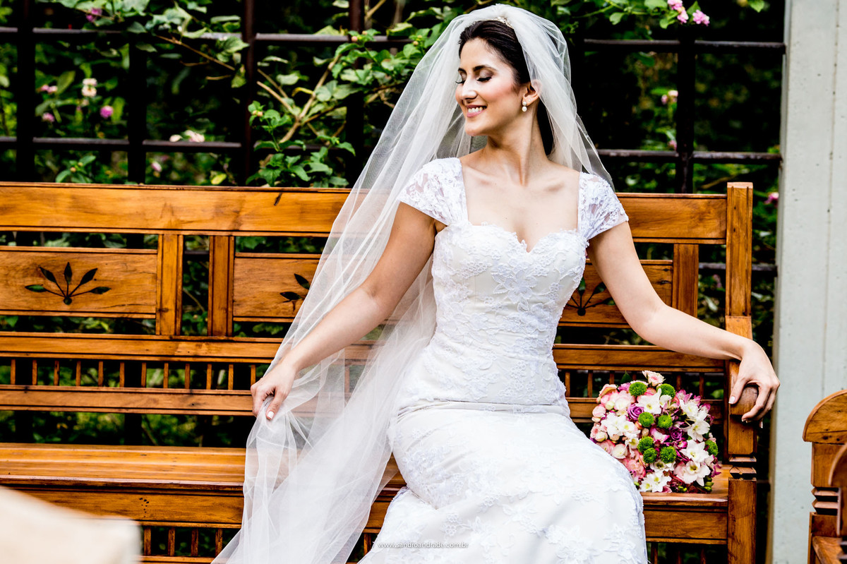 Foto de noiva, feliz e sorridente, pensando no seu grande dia.
