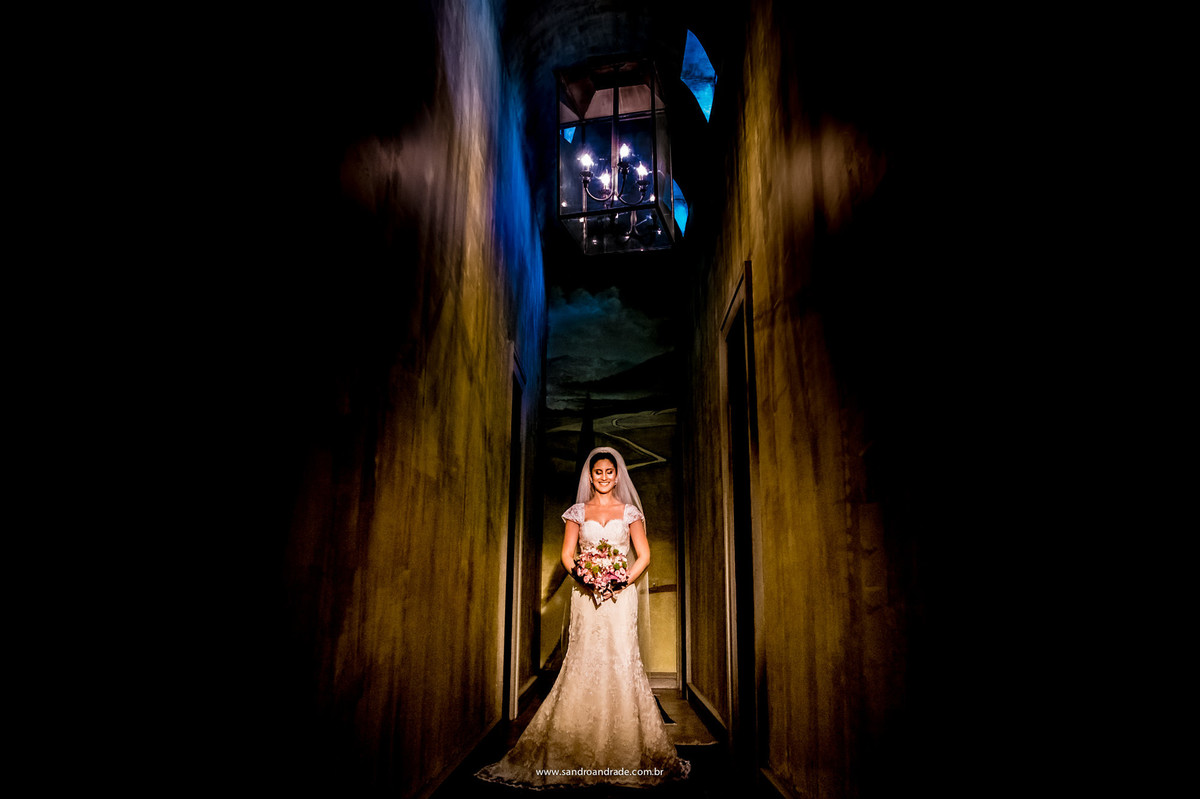 No corredor da casa essa linda noiva, pelos caminhos da Italia na pintura ao fundo.