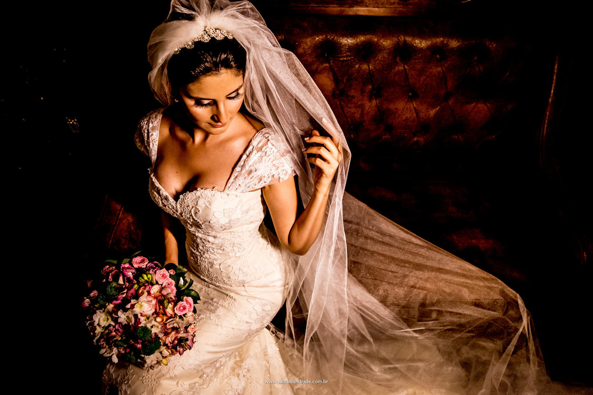 Bela fotografia da noiva, com seu lindo buque e um gesto, um toque que da toda uma delicadeza nesta foto de noiva.