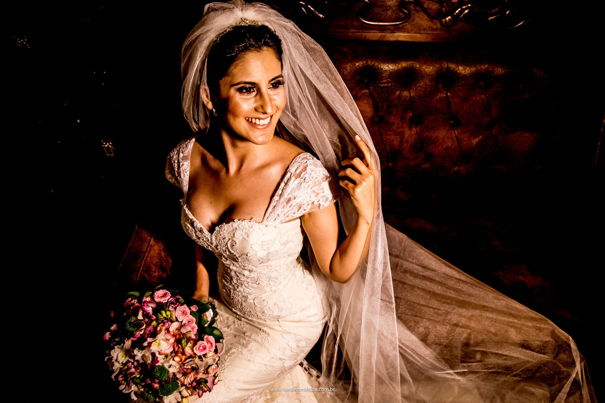 Olhar e sorriso marcante, nesta linda fotografia de noiva, a espera do seu amado.