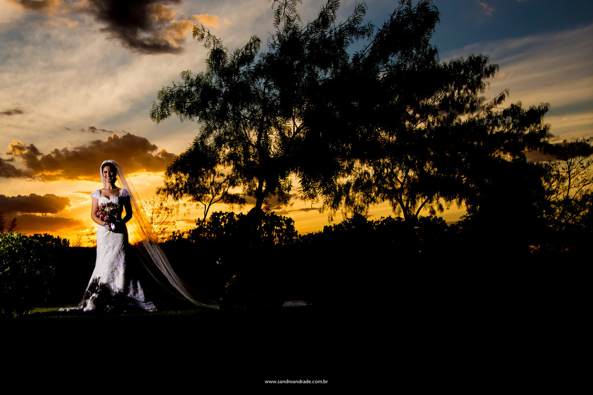 O céu de Brasilia é espetacular em suas cores, formando um lindo contraste com a noiva.