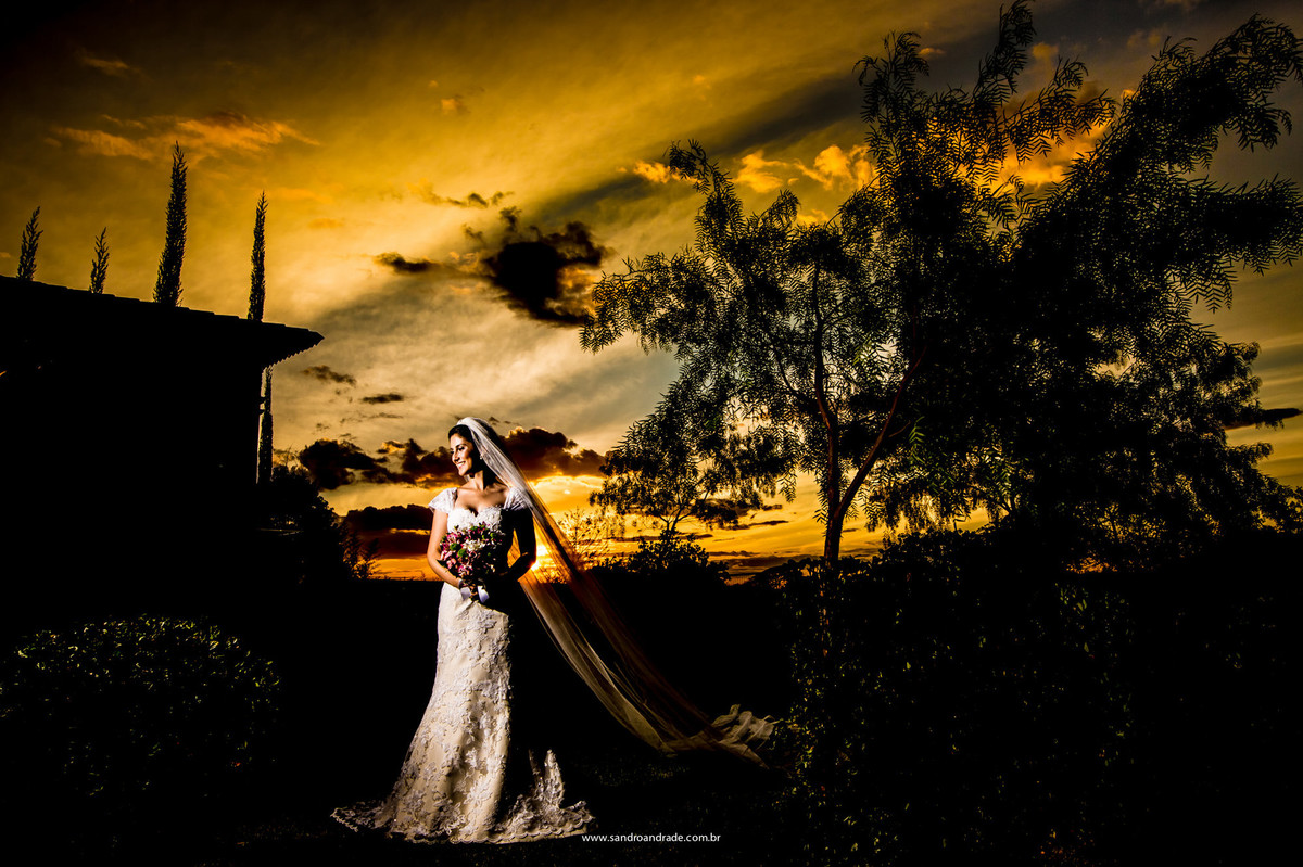 Dona de um lindo sorriso essa novinha posa para fotos em um lindo pôr-do-sol.