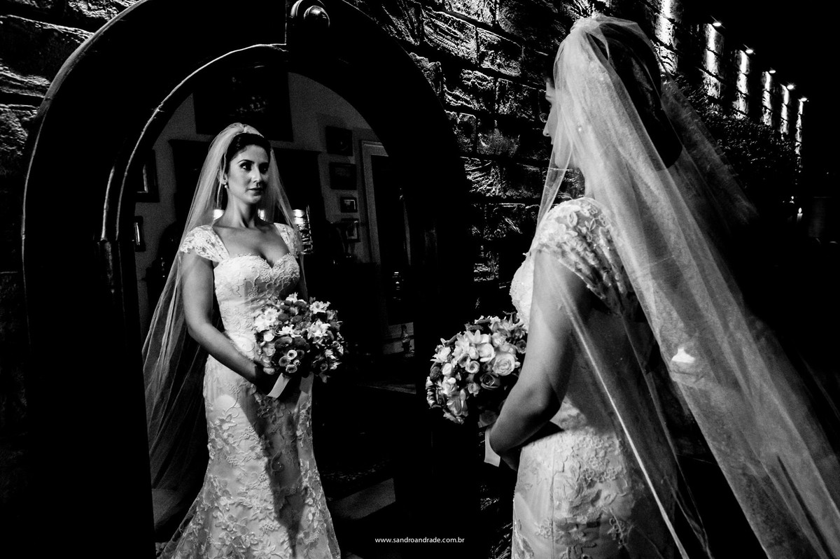 Vestida de noiva, pronta para casar e dizer o grande sim ela se olha no espelho.