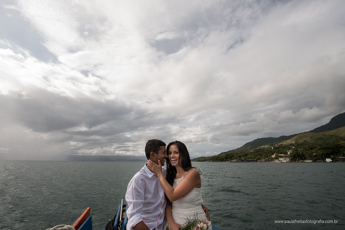 foto de casal na praia em ilhabela