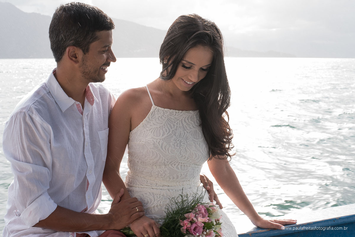 foto de casal na praia em ilhabela