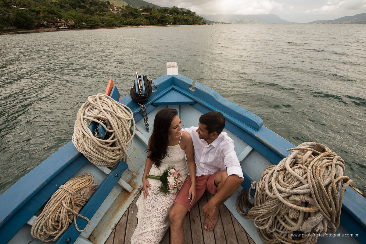 foto de casal na praia em ilhabela