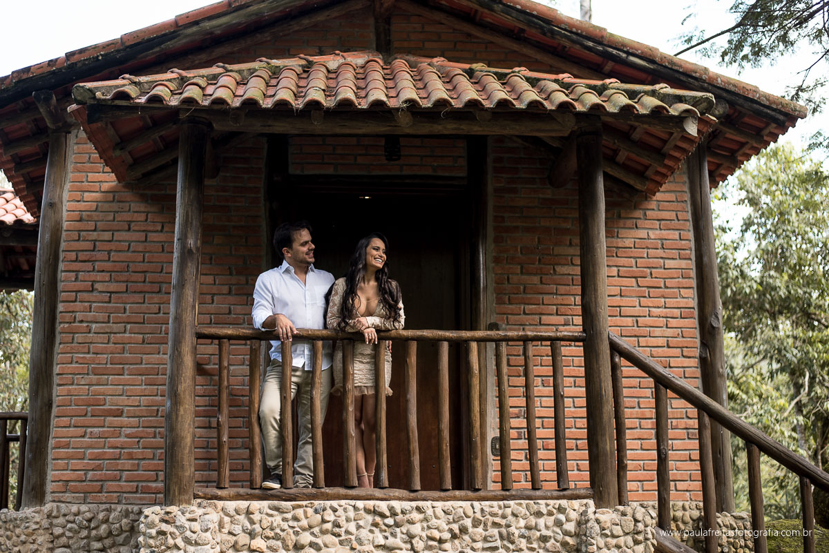 noivos de roupa social em ensaio pre casamento