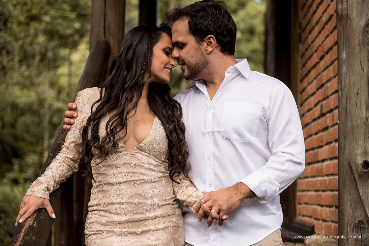 cuidado e carinho em ensaio pre casamento realizado em cruzeiro sp