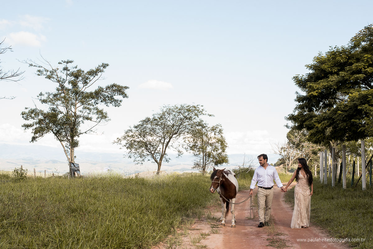 fotos de casal em ensaio pre casamento com cavalo