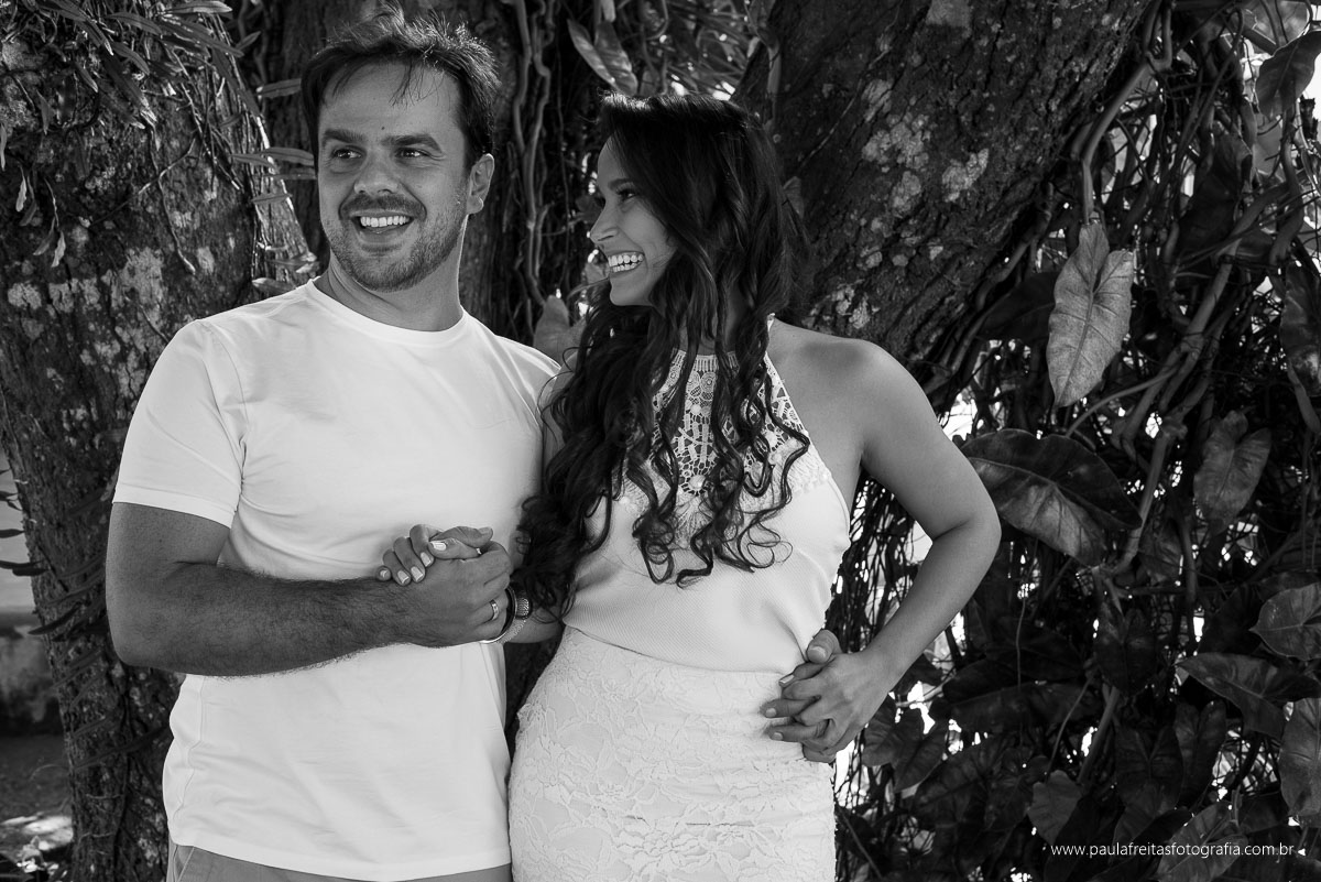 casal feliz em sessao de fotos de casal