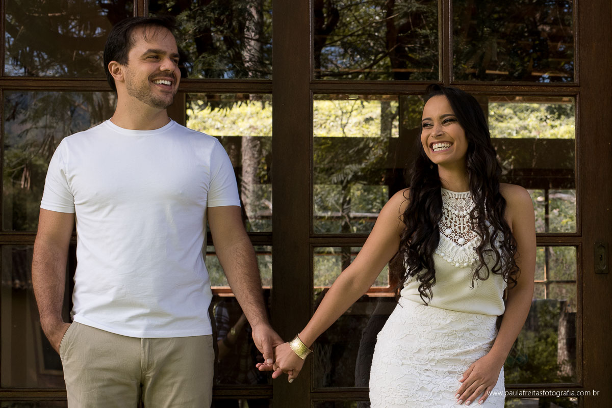 casal feliz em ensaio pre casamento realizado em cruzeiro sp e fotografado por paula freitas fotografia