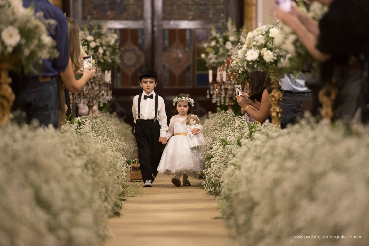 casamento de renata e ériton realizado na matriz de lorena,sp e recepção no pesqueiro recanto do bosque em lorena,sp. fotografado por paula freitas fotografia