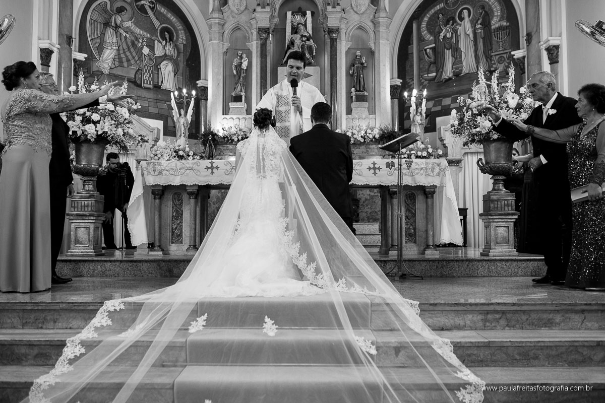 casamento de renata e ériton realizado na matriz de lorena,sp e recepção no pesqueiro recanto do bosque em lorena,sp. fotografado por paula freitas fotografia