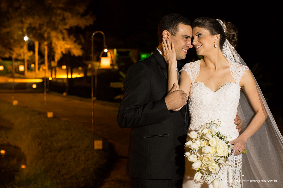 casamento de renata e ériton realizado na matriz de lorena,sp e recepção no pesqueiro recanto do bosque em lorena,sp. fotografado por paula freitas fotografia