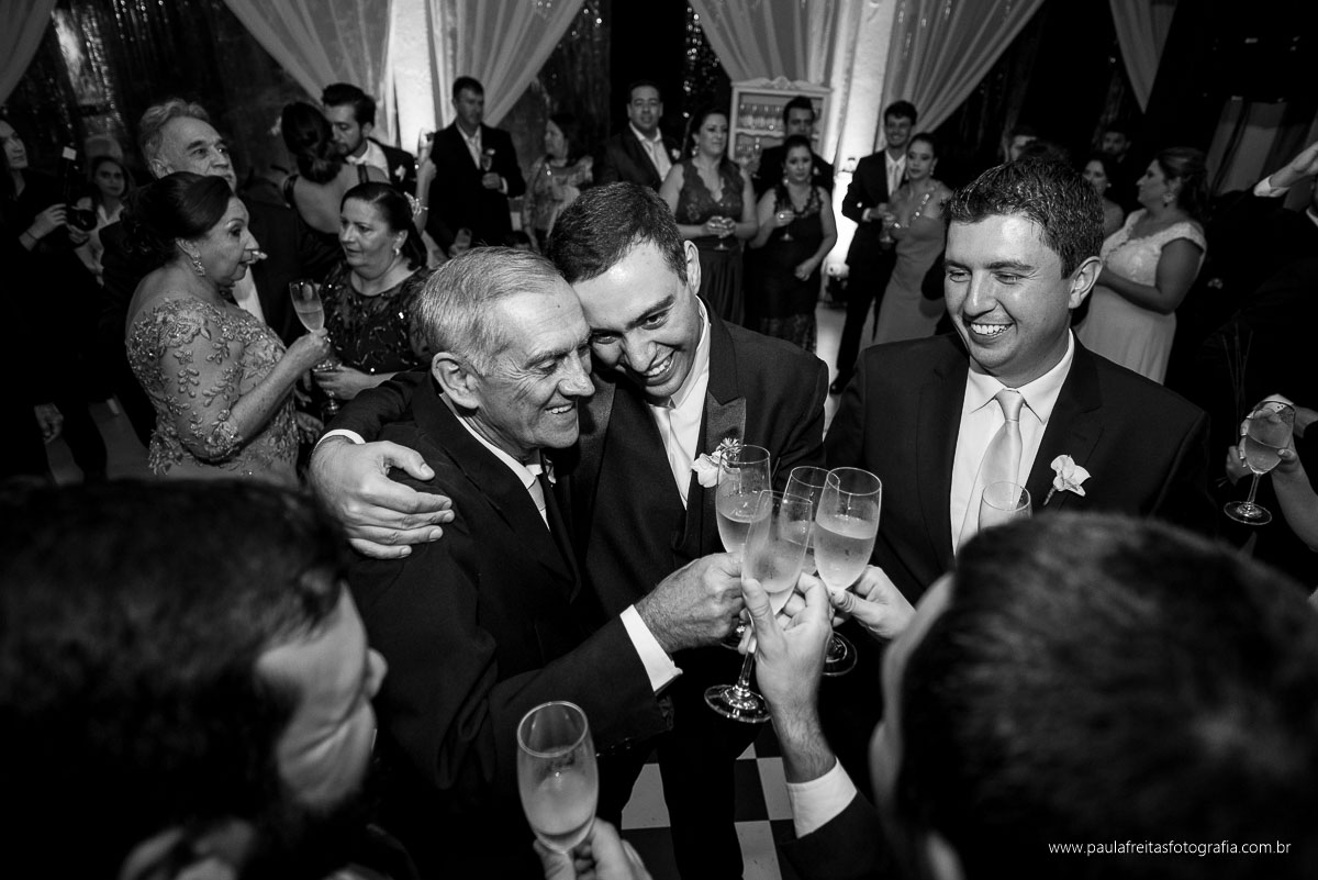 casamento de renata e ériton realizado na matriz de lorena,sp e recepção no pesqueiro recanto do bosque em lorena,sp. fotografado por paula freitas fotografia