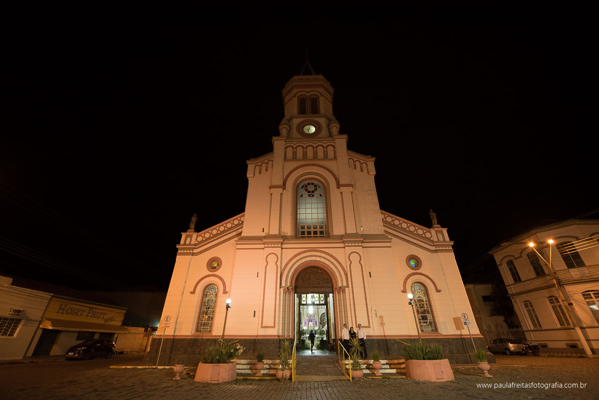 casamento de renata e ériton realizado na matriz de lorena,sp e recepção no pesqueiro recanto do bosque em lorena,sp. fotografado por paula freitas fotografia