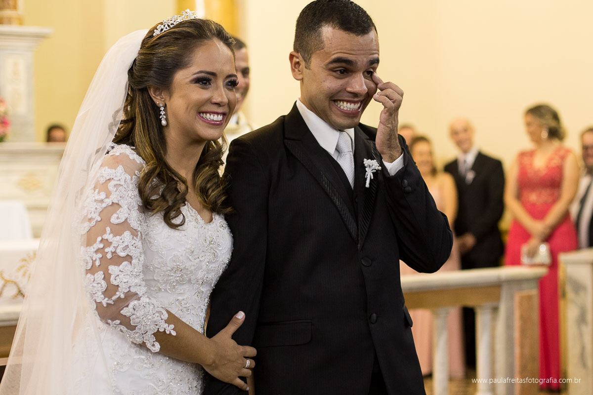 noivo emocionado com a entrada do sobrinho na igreja para entregar as alianças