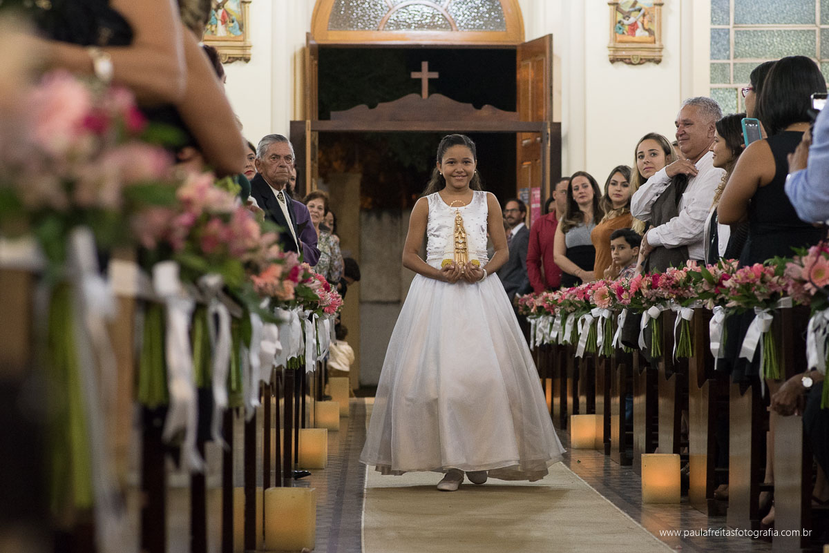 entrada da daminha com a nossa senhora na igreja