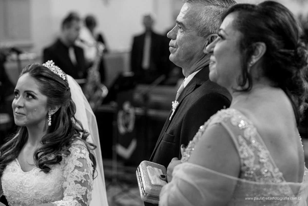 pais da noiva abençoando ela